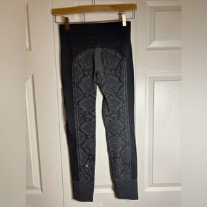 Lululemon, Size 4, Python Print
